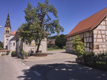 Dorfzentrum von Liggeringen mit Kirche, Rathaus und Torkel